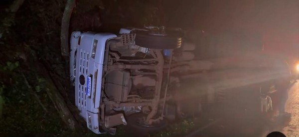 Caminhão fica sem freios e passageiros se ferem ao pular do veículo na PR 481 em Ampére
