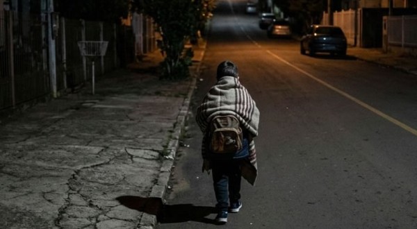 Mãe sai para beber e filho de 4 anos é encontrado chorando sozinho na rua no Oeste de SC