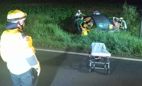 Saída de pista deixa mulher ferida na PR 158
