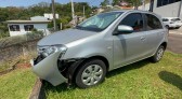 Homem fica ferido ao bater carro em mureta