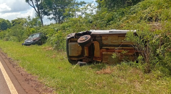 Tentativa de ultrapassagem provoca colisão e saída de pista de dois veículos