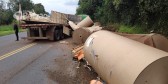 Carga se desprende de caminhão e provoca acidente na PR 180