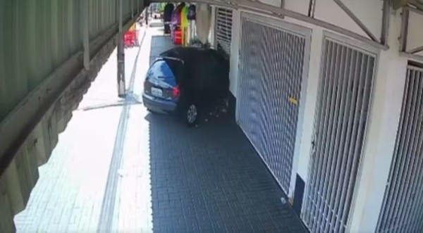 Carro perde controle e invade loja após desvio para evitar colisão