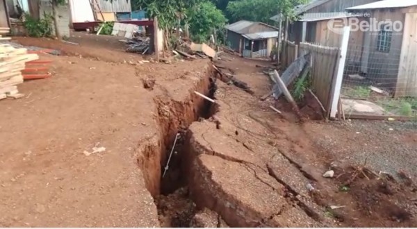 Moradores que tiveram casas interditadas querem solução da prefeitura