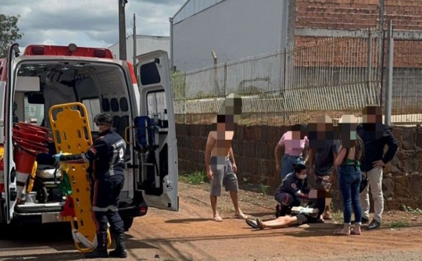 Menino sofre fratura após forte colisão entre bicicleta e motocicleta