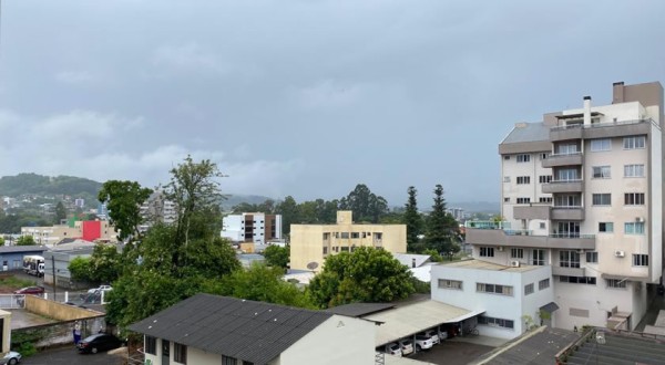Beltrão amanhece com tempo fechado e pancadas de chuva