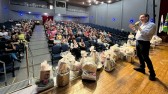 Clubes de mães recebem kits de artesanato e equipamentos para atividades