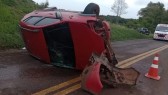 Após ser fechado por caminhão, condutor perde controle e capota automóvel na PRC-280