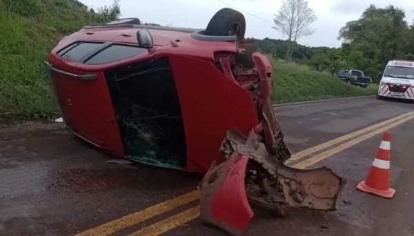 Após ser fechado por caminhão, condutor perde controle e capota automóvel na PRC-280