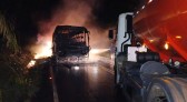 Ônibus de transporte de trabalhadores pega fogo na PR-562