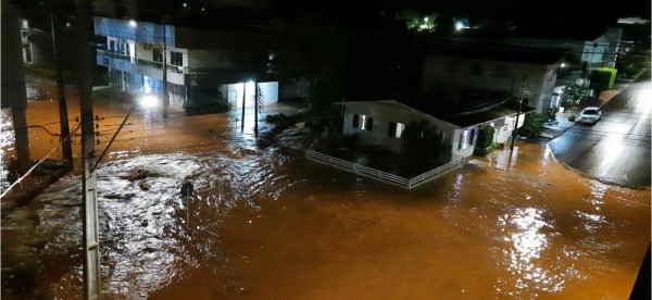 Chuva forte provoca alagamentos no centro da cidade 