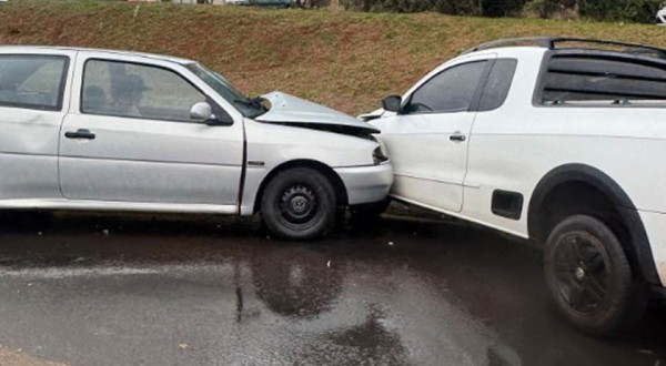 Colisão entre veículos deixa duas pessoas feridas