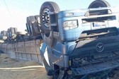Caminhão capota na PRC-158 e motorista fica ferido