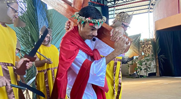 Alunos da APAE de Francisco Beltrão encenam a Paixão de Cristo