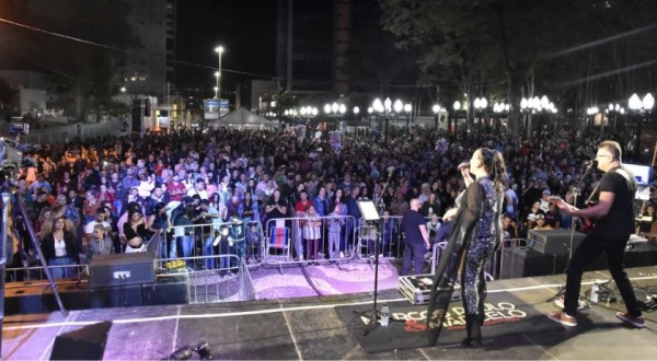 Show do trabalhador leva multidão ao Calçadão