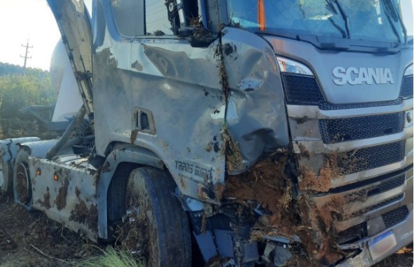 Caminhões batem em trecho de três faixas na PR-280