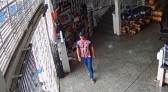 Câmeras flagram suspeito furtando moto no pátio de empresa