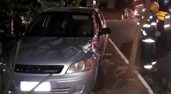 Veículo fica pendurado em local de risco