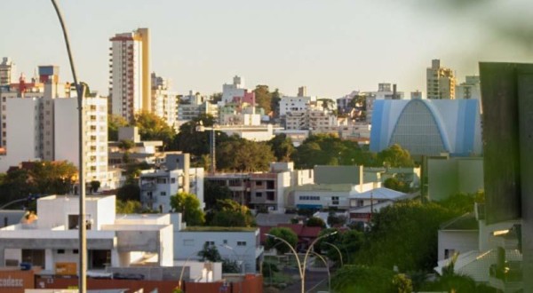 Vereadores cobram abertura de leitos de UTI em hospitais privados e reabertura do comércio
