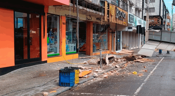 Parte da platibanda desaba e interdita trânsito no Centro