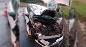 Ford Fiesta fica destruído após colidir na traseira de caminhão na PR-280