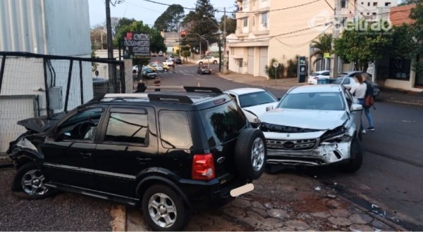 Condutora bate em pelo menos cinco veículos no Centro de Francisco Beltrão