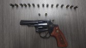 Mulher é presa por posse irregular de arma de fogo e munições