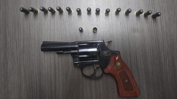 Mulher é presa por posse irregular de arma de fogo e munições