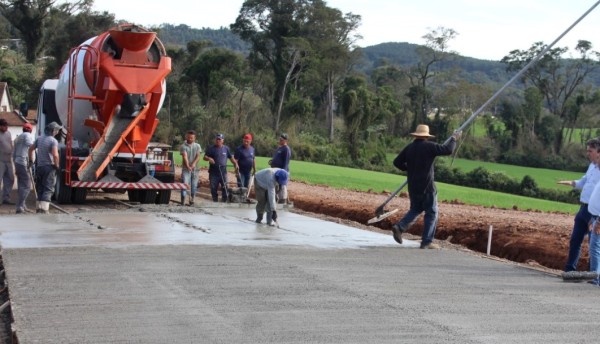 Prefeitura inicia pavimentação de estradas rurais com concreto