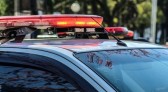 Homem invade bar para furtar, mas acaba dormindo em sofá e é acordado pela polícia