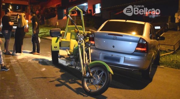 Condutor perde o controle e triciclo bate em dois veículos estacionados
