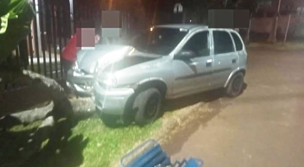 Carro colide contra árvore