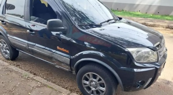 Mulher fica ferida após colisão entre carro e moto