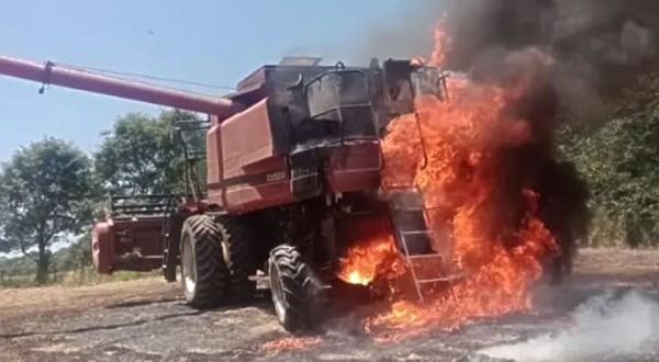 Incêndio atinge colheitadeira no interior