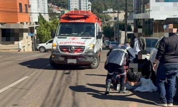 Motociclista fica ferida após colisão