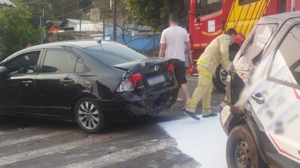Grave colisão entre dois automóveis é registrada no Bairro Cristo Rei