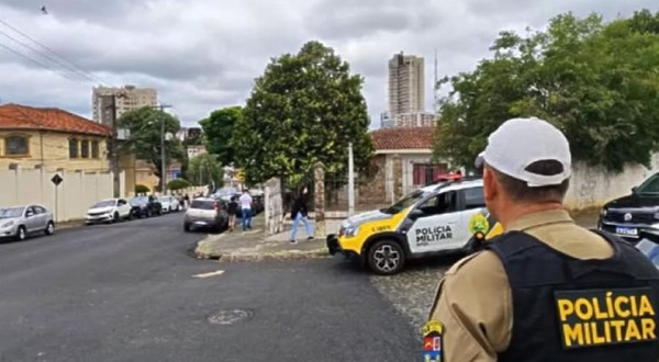 Mãe tenta enforcar filha de 7 anos com fio elétrico em kitnet