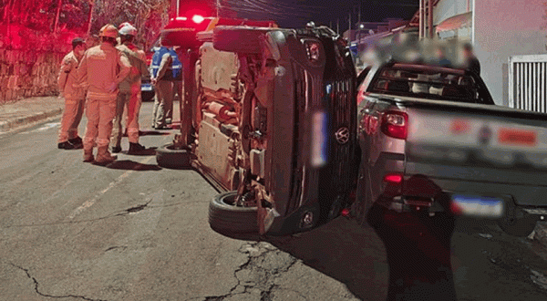 Carro tomba após colisão no bairro Cango