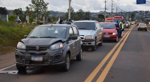 Engavetamento envolve 05 veículos no Bairro Industrial