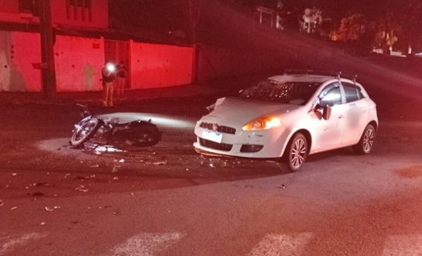 Colisão entre carro e moto deixa mulher ferida no bairro Cristo Rei