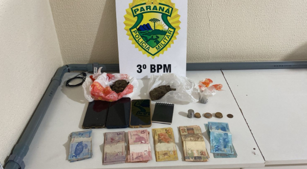 Após denúncia, veículo é apreendido com porções de maconha
