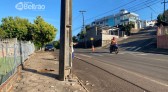 Motociclista tem ferimentos graves após bater em poste