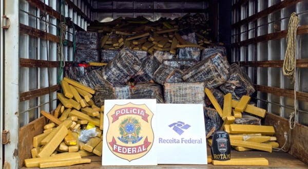 Polícia Rodoviária, PF e Receita Federal apreendem caminhão de leite que transportava quase 6 toneladas de maconha