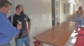 Migueloestino fabrica sofás que viram mesas e comportam até carregador de celular; Veja