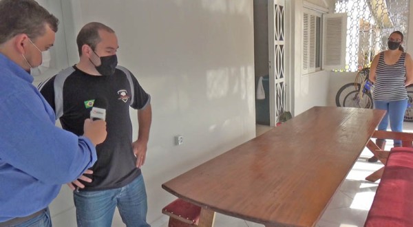Migueloestino fabrica sofás que viram mesas e comportam até carregador de celular; Veja