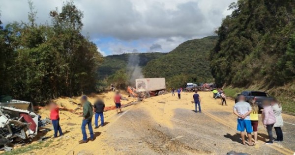 Grave acidente deixa ao menos dois mortos e vários feridos
