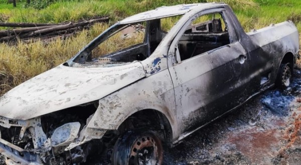 Veículo furtado é encontrado incendiado