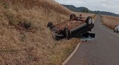 Capotamento em curva mobiliza equipes de resgate na comunidade de Santa Bárbara