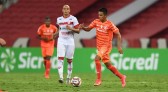 Colorado empatava até o minuto final, quando Tiago Barbosa jogou contra o próprio patrimônio e saiu derrotado