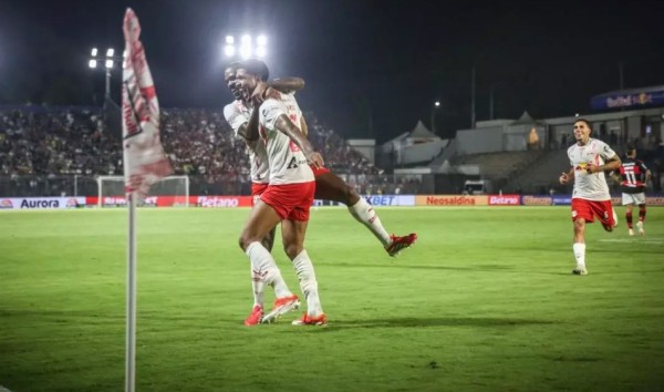 Red Bull Bragantino domina e vence o Flamengo